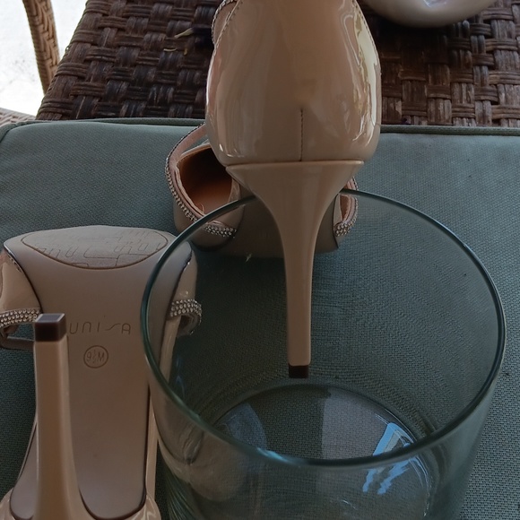 NWOT.Evening or dinner shoe size 9.5.Sand Patten leather.UNISA - Picture 5 of 7